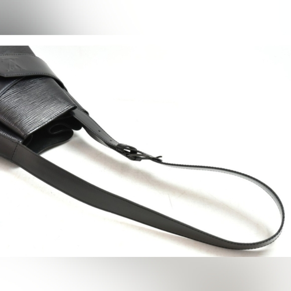 $2000 Authentic LOUIS VUITTON Epi Sac D'Epaule in Black. - Picture 8 of 17